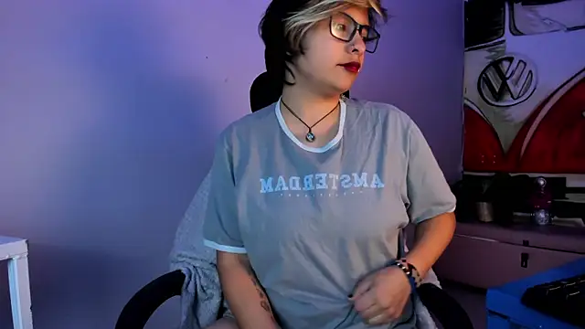 Snapshot of NovaGlitz chatting on 12-11-24, 11:41 NovaGlitz online show from 12-11-24, 11:41