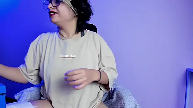 Snapshot of NovaGlitz chatting on 01-18-25, 11:43 NovaGlitz online show from 01-18-25, 11:43