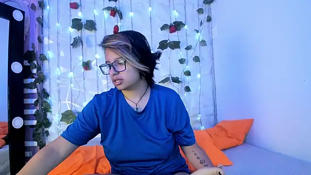 Snapshot of NovaGlitz chatting on 01-23-25, 11:48 NovaGlitz online show from 01-23-25, 11:48