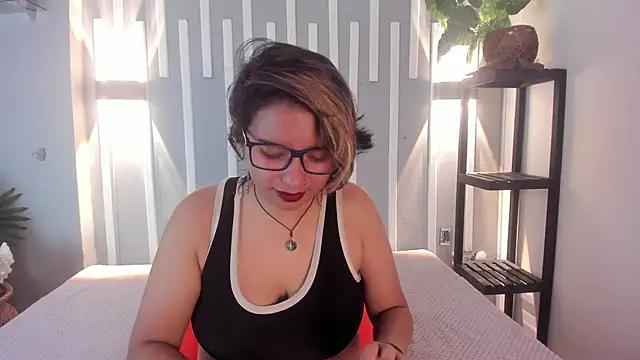 Snapshot of NovaGlitz chatting on 02-05-25, 11:44 NovaGlitz online show from 02-05-25, 11:44