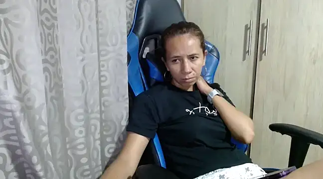 Snapshot of Erotic_latina chatting on 01-20-25, 11:21 Erotic latina online show from 01-20-25, 11:21