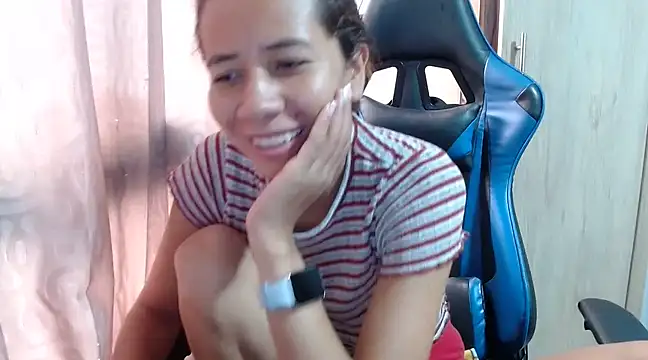 Snapshot of Erotic_latina chatting on 02-15-25, 12:43 Erotic latina online show from 02-15-25, 12:43
