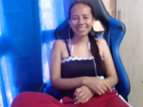 Snapshot of Erotic_latina chatting on 10-21-25, 01:23 Erotic latina online show from 10-21-25, 01:23