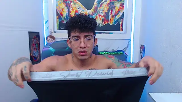 Snapshot of targuerian22 chatting on 10-22-25, 07:19 targuerian22 online show from 10-22-25, 07:19