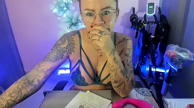 Snapshot of KAROL_MILF chatting on 12-19-24, 01:18 KAROL MILF online show from 12-19-24, 01:18