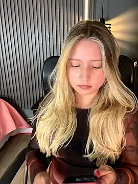 MiaPetit  online show from 09-12-25, 12:11