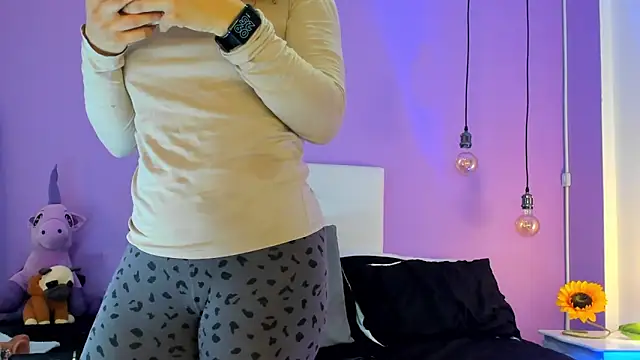 Snapshot of Charlotte11-11 chatting on 10-11-25, 02:26 Charlotte11-11 online show from 10-11-25, 02:26