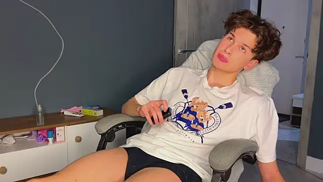 Snapshot of alyx_garden chatting on 12-28-24, 08:15 alyx garden online show from 12-28-24, 08:15