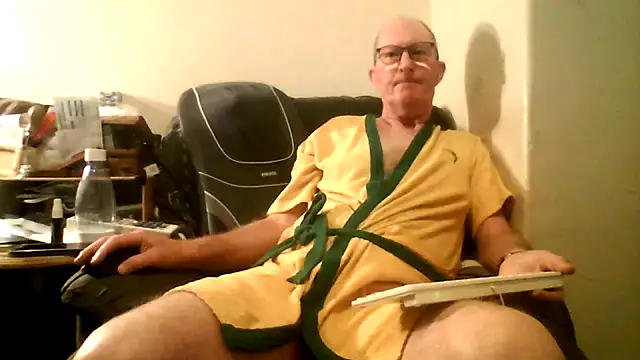 Snapshot of doggsy01 chatting on 11-22-25, 05:12 doggsy01 online show from 11-22-25, 05:12