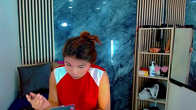 Isalombardi online show from 11-11-25, 03:39