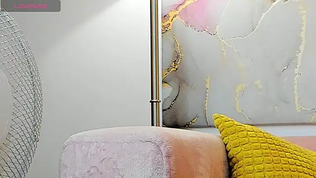 Snapshot of miaybabysone chatting on 01-25-25, 12:47 miaybabysone online show from 01-25-25, 12:47