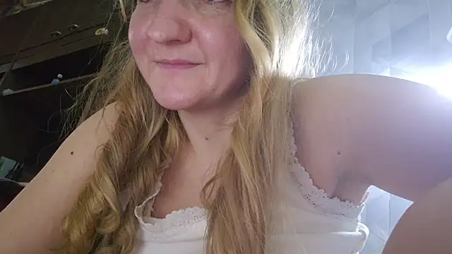 Snapshot of EstrellaWalters chatting on 12-18-25, 12:33 EstrellaWalters online show from 12-18-25, 12:33