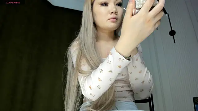 Xiao Mei  online show from 02-28-25, 12:21