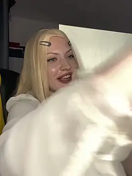 Snapshot of LolaBrattySweetie chatting on 10-09-25, 09:13 LolaBrattySweetie online show from 10-09-25, 09:13