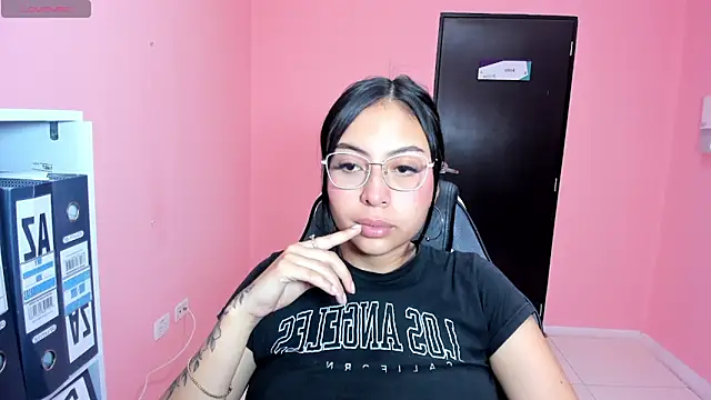 Snapshot of AlanaPetterson chatting on 12-12-24, 12:44 AlanaPetterson online show from 12-12-24, 12:44