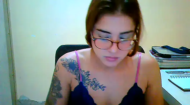 Snapshot of maliamiller chatting on 03-19-25, 05:41 maliamiller online show from 03-19-25, 05:41