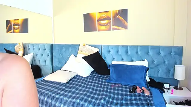 Snapshot of Sam_and_molly_ chatting on 12-01-24, 10:43 Sam and molly  online show from 12-01-24, 10:43