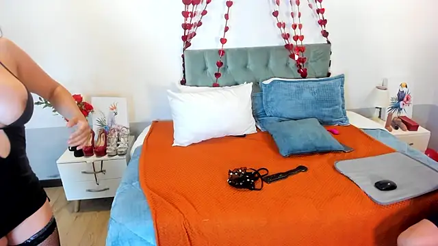 Snapshot of Sam_and_molly_ chatting on 02-15-25, 10:42 Sam and molly  online show from 02-15-25, 10:42