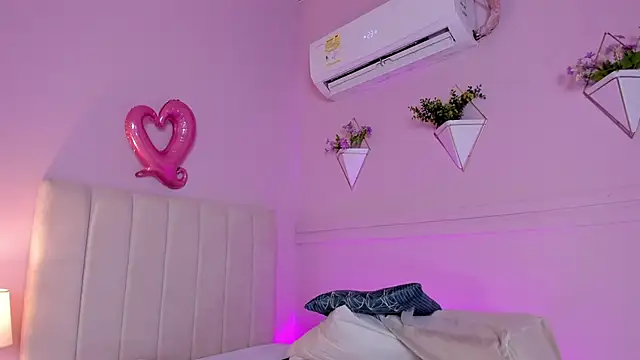 Snapshot of _bianca_18 chatting on 02-22-25, 05:57 bianca 18 online show from 02-22-25, 05:57