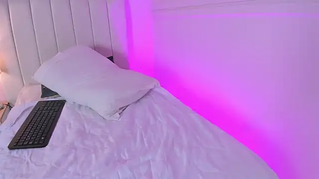 Snapshot of _bianca_18 chatting on 03-06-25, 05:54 bianca 18 online show from 03-06-25, 05:54