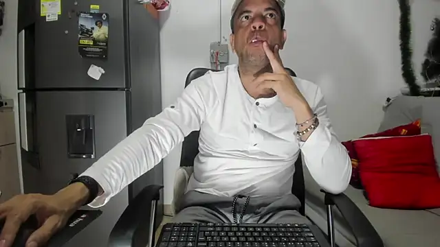 Snapshot of latinmartin73 chatting on 12-30-24, 02:31 latinmartin73 online show from 12-30-24, 02:31