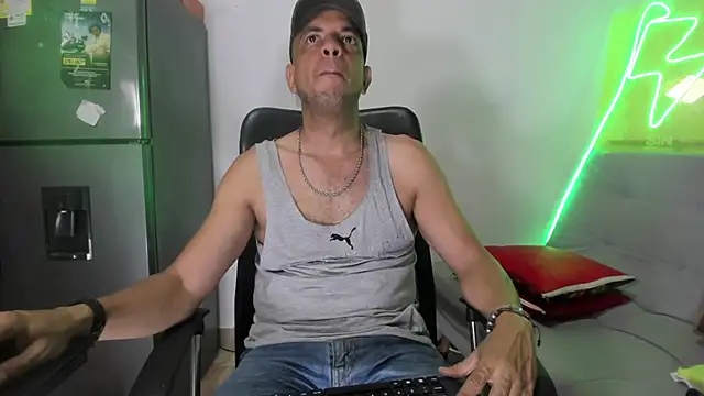 Snapshot of latinmartin73 chatting on 01-11-25, 09:57 latinmartin73 online show from 01-11-25, 09:57