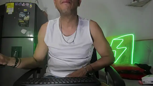 Snapshot of latinmartin73 chatting on 01-16-25, 02:09 latinmartin73 online show from 01-16-25, 02:09
