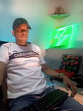 Snapshot of latinmartin73 chatting on 01-20-25, 01:18 latinmartin73 online show from 01-20-25, 01:18