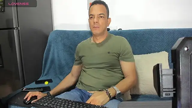 Snapshot of latinmartin73 chatting on 01-27-25, 01:48 latinmartin73 online show from 01-27-25, 01:48