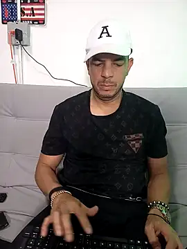 Snapshot of latinmartin73 chatting on 02-13-25, 01:29 latinmartin73 online show from 02-13-25, 01:29