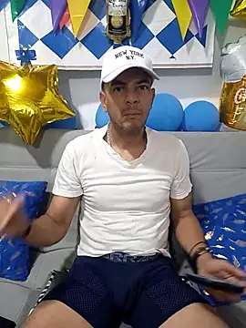 Snapshot of latinmartin73 chatting on 09-27-25, 12:43 latinmartin73 online show from 09-27-25, 12:43
