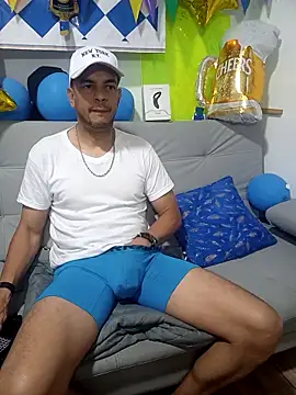 Snapshot of latinmartin73 chatting on 10-01-25, 02:39 latinmartin73 online show from 10-01-25, 02:39