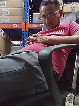 Snapshot of Andresguz35 chatting on 10-18-25, 05:03 Andresguz35 online show from 10-18-25, 05:03