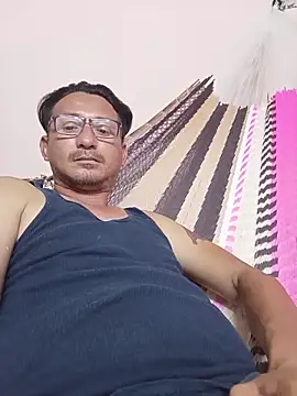 Snapshot of Andresguz35 chatting on 10-27-25, 01:53 Andresguz35 online show from 10-27-25, 01:53