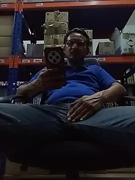 Snapshot of Andresguz35 chatting on 10-30-25, 10:32 Andresguz35 online show from 10-30-25, 10:32