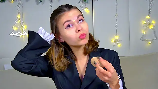 Snapshot of PollyLanders chatting on 12-17-24, 06:42 PollyLanders online show from 12-17-24, 06:42