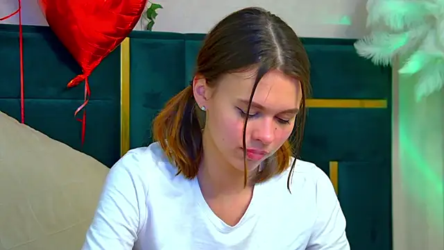 Snapshot of PollyLanders chatting on 02-11-25, 01:10 PollyLanders online show from 02-11-25, 01:10