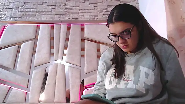 mia and austin online show from 02-16-25, 06:21