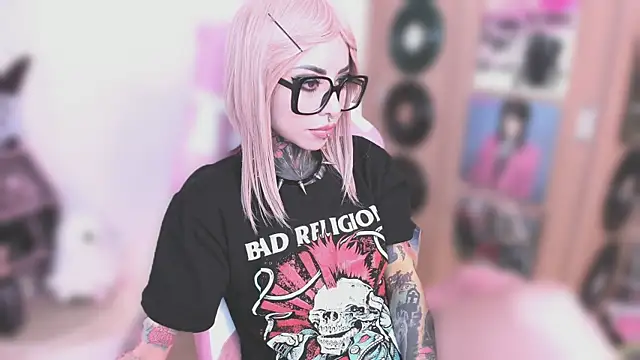 Snapshot of NikkiRamone chatting on 01-07-26, 11:34 NikkiRamone online show from 01-07-26, 11:34