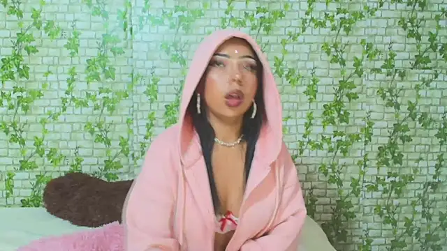 Snapshot of DafneMillers chatting on 03-08-25, 01:39 DafneMillers online show from 03-08-25, 01:39