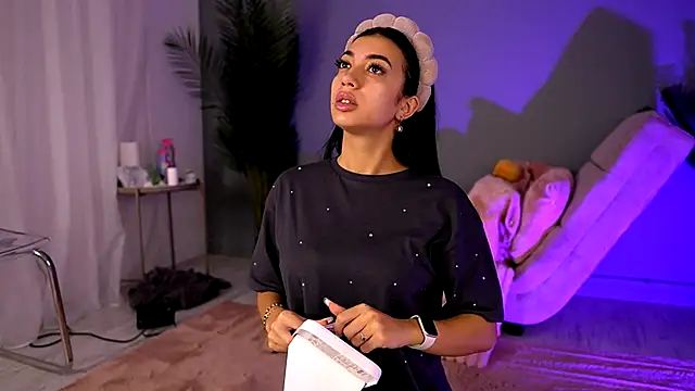 BetsyGonzale online show from 10-16-25, 04:02