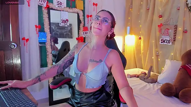 Sophiee Hill online show from 12-19-25, 08:05