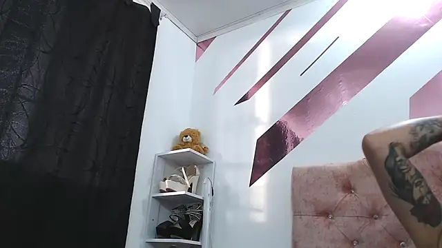 Kitten Hot  online show from 09-12-25, 10:10