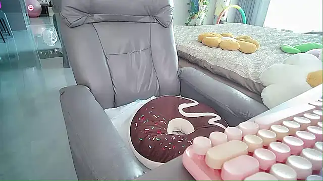 Xiaoyu-G online show from 10-19-25, 04:35