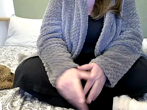 Snapshot of MarthaBriest chatting on 10-18-25, 08:26 MarthaBriest online show from 10-18-25, 08:26