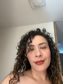 Snapshot of Elizabeth_Dupont chatting on 09-10-25, 10:10 Elizabeth Dupont online show from 09-10-25, 10:10