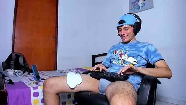 Snapshot of Huge_latin_cock chatting on 12-22-24, 10:47 Huge latin cock online show from 12-22-24, 10:47