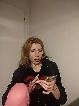 Snapshot of EvaRush chatting on 12-17-25, 09:54 EvaRush online show from 12-17-25, 09:54