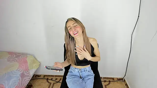 Snapshot of RachelJones_ chatting on 03-09-25, 01:46 RachelJones  online show from 03-09-25, 01:46