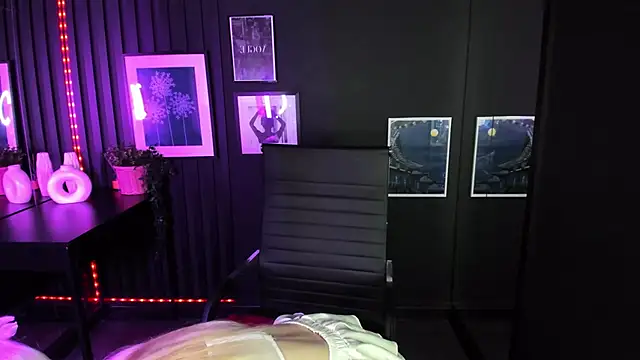 EmilyAir online show from 03-15-25, 02:56